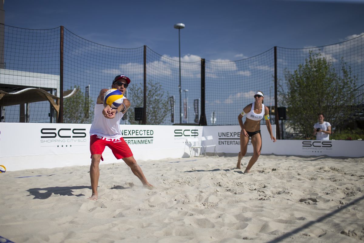 Die österreichischen Nationalspieler in Action bei der offiziellen Eröffnung des neuen SCS Beachvolleyballplatzes