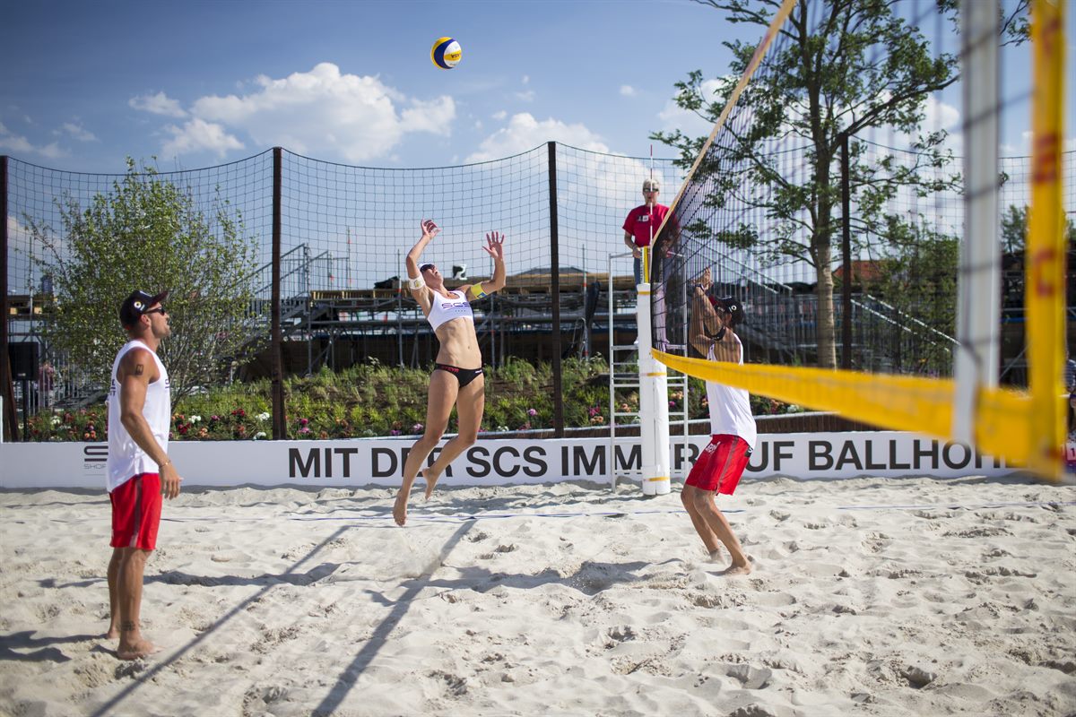 Die österreichischen Nationalspieler in Action bei der offiziellen Eröffnung des neuen SCS Beachvolleyballplatzes