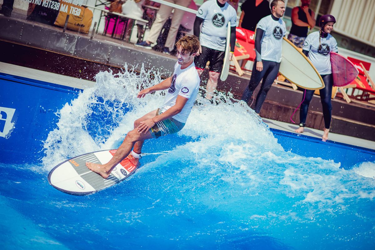 Surfprofi Lukas Haigermoser, Gewinner Österreichischen Meisterschaft 2016, auf der Welle 