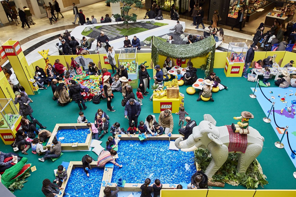Riesenspielekiste voller LEGO-Bausteinen in der Savanne am Water Plaza