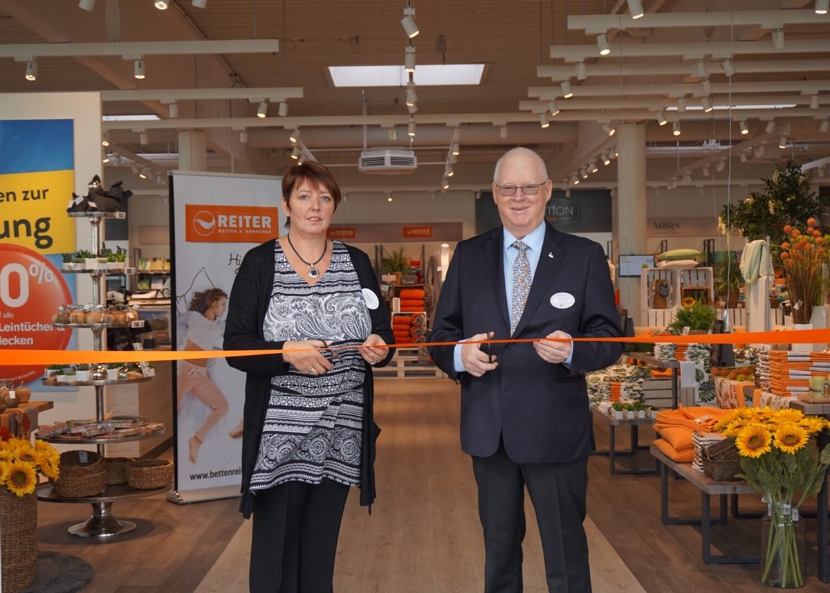 Geschäftsführer Peter Hildebrand und Geschäftsleiterin Babette Hrudka eröffnen die neue Filiale