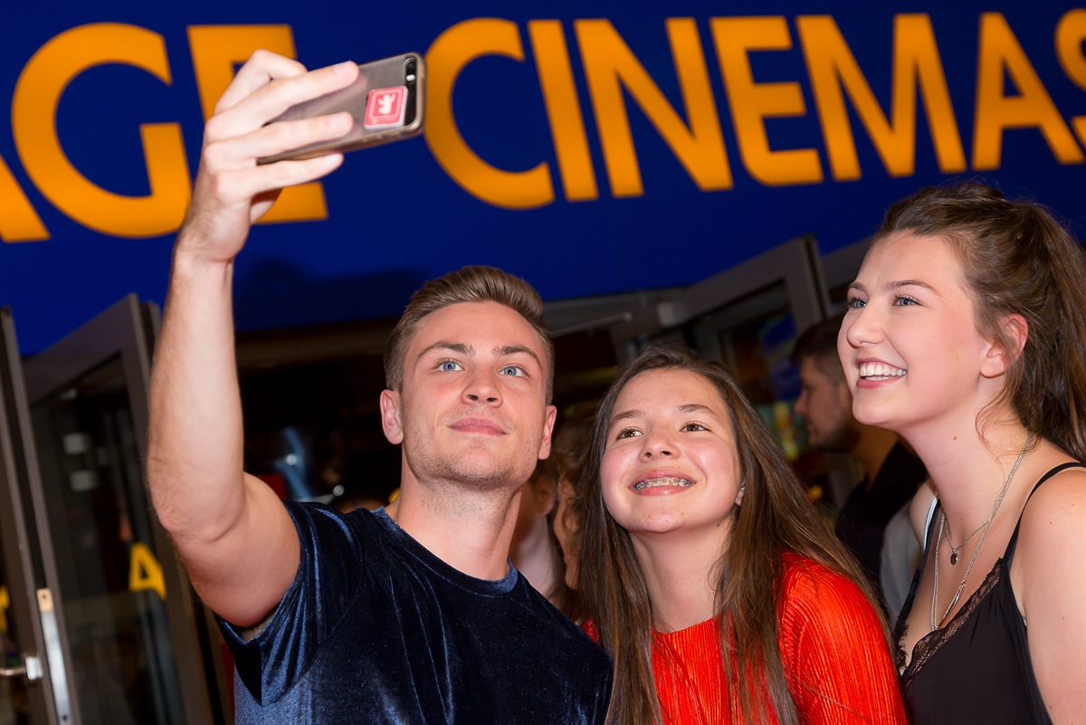Hauptdarsteller Jannik Schümann mit Fans beim Selfie knipsen