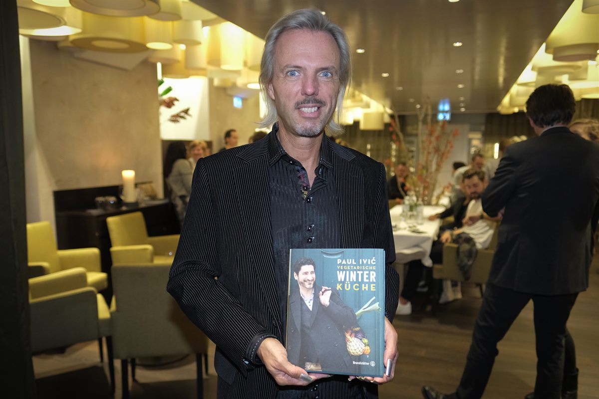 Christian Halper mit Kochbuch