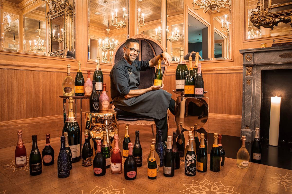 Le Bar-Chef und Champagner-Liebhaber Julio Luis Pereira Castillo kennt die wichtigsten Dos & Don’ts für den perfekten Champagnergenuss