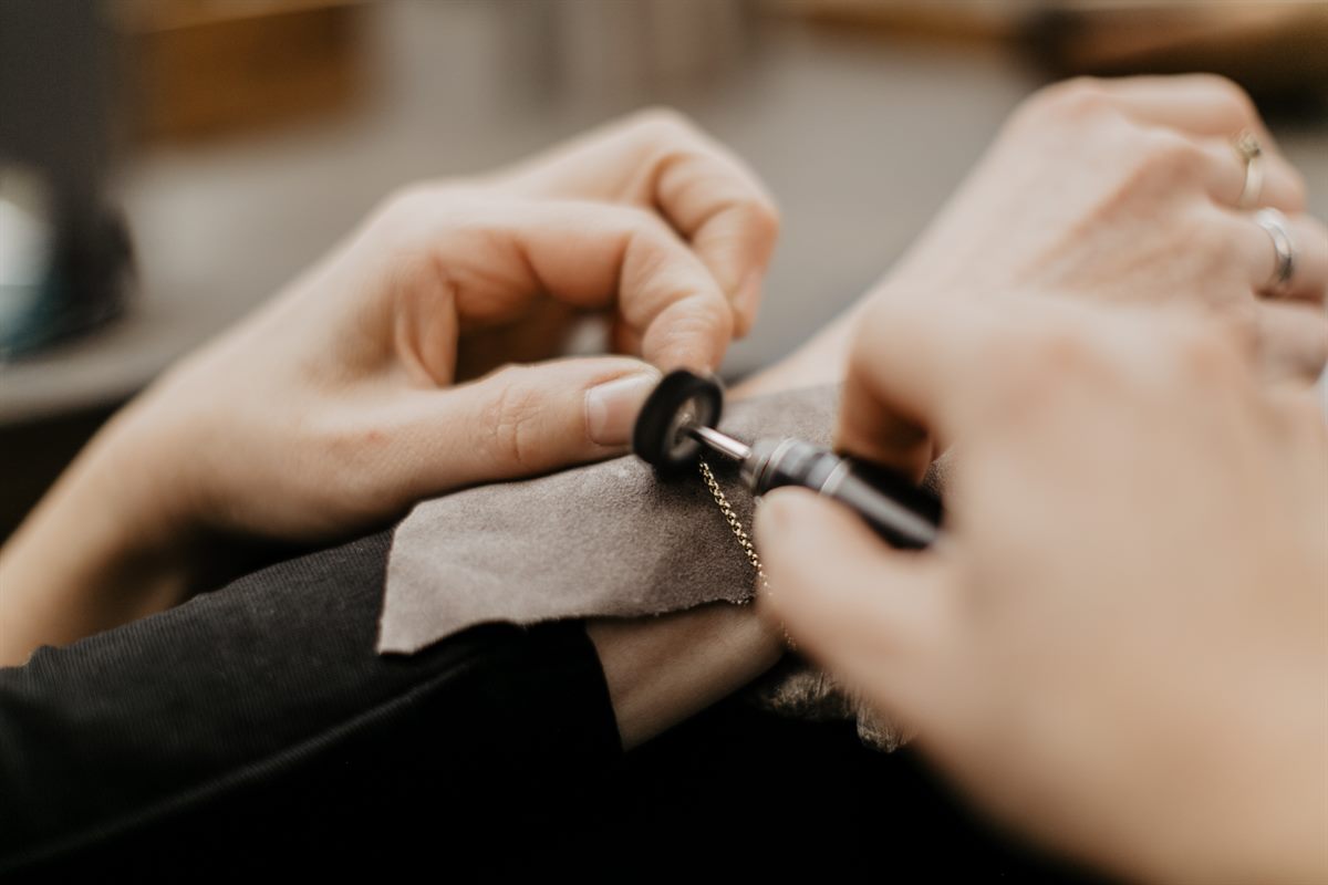 Unter Einsatz eines hitzefesten Textils werden die FOREVERMORE Bracelets am Handgelenk angebracht