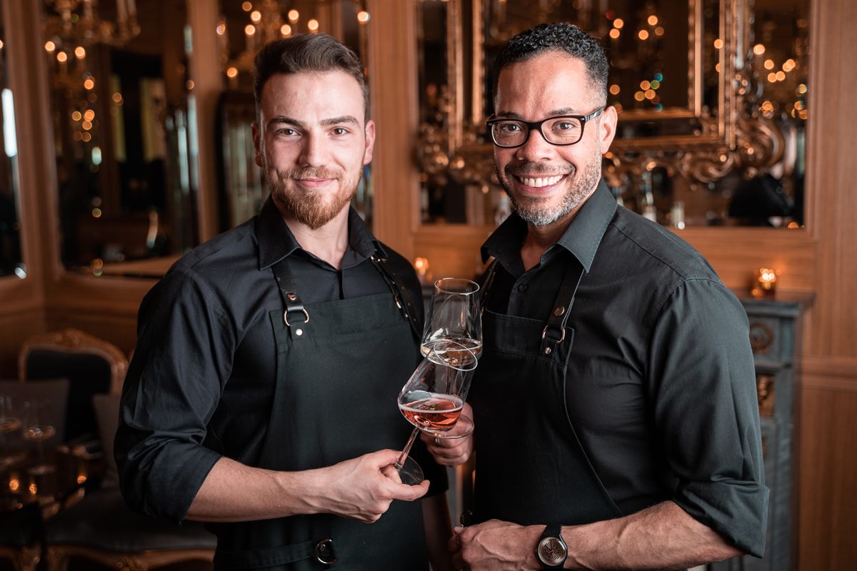 Barkeeper Denis Demir (links) mit Le Bar-Chef Julio Luis Pereira Castillo