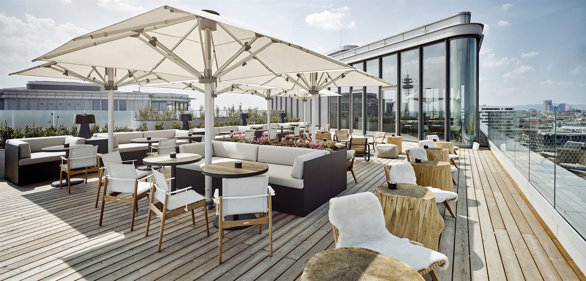Die Aurora Rooftop Bar im 16. Stockwerk von Andaz Vienna Am Belvedere