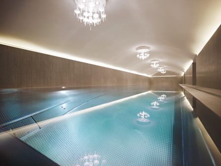 Einzigartig in Wien: Im 20 Meter langen Sportpool im Sans Souci Spa schwimmt man unter Kristalllustern