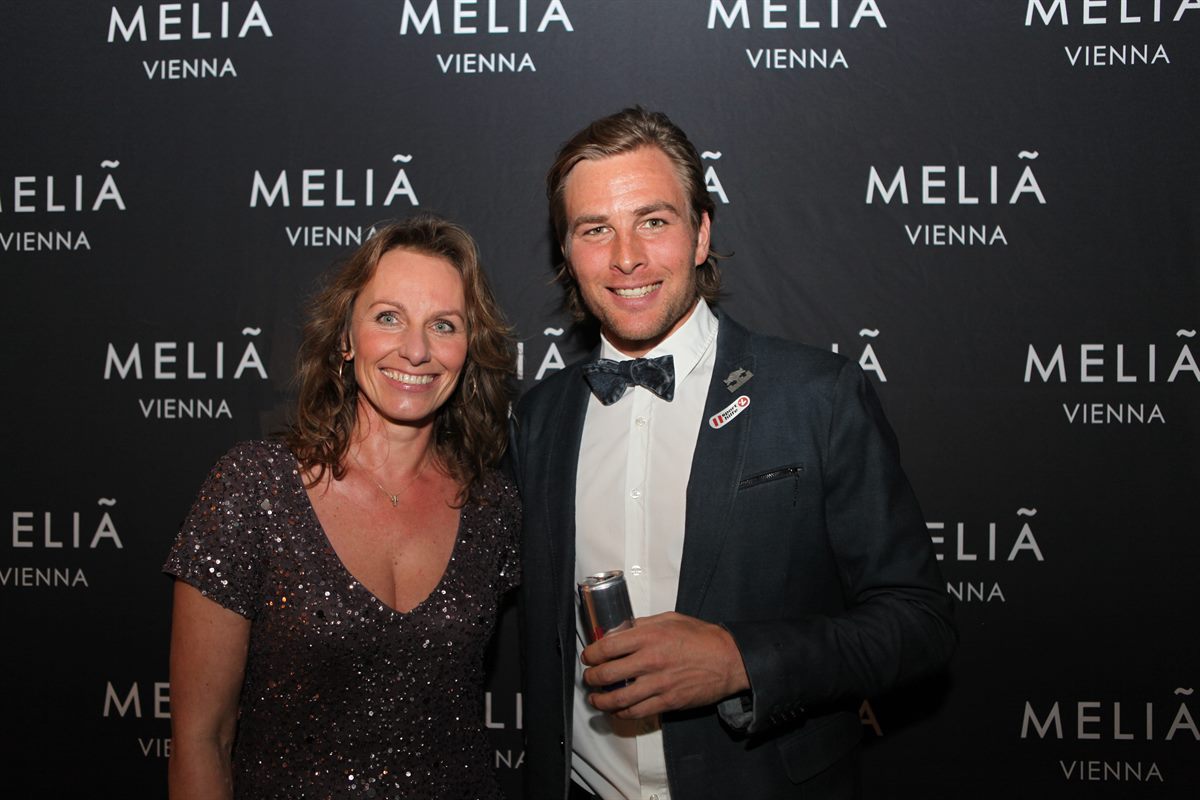 Dorothea Schuster, General Managerin Meliá Vienna, mit Snowboarder Benjamin Karl