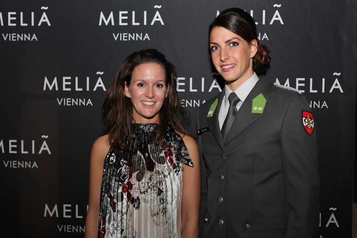 Gerlinde Fischer, Director Marketing & Sales Meliá Vienna, mit Skeletonpilotin Janine Flock