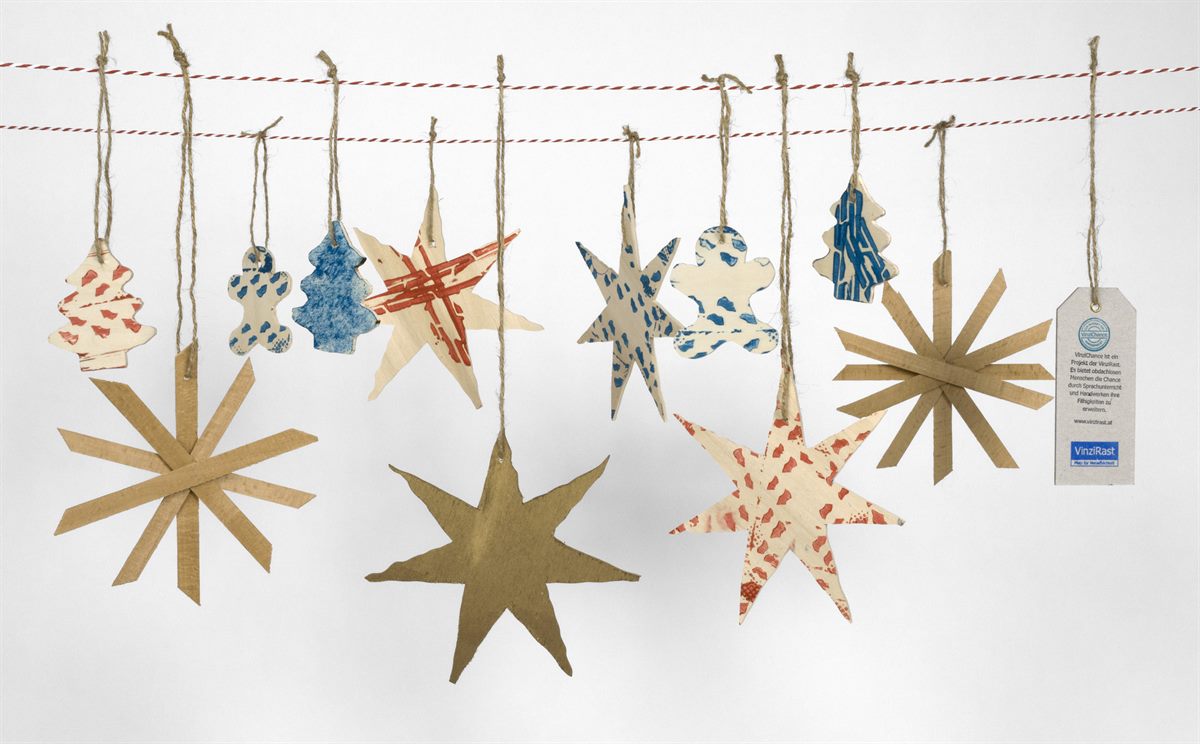 Weihnachtsschmuck aus Holz: Acht weihnachtliche Motive, händisch einzeln ausgesägt, stellenweise färbig bedruckt, mit Hängeschlaufe