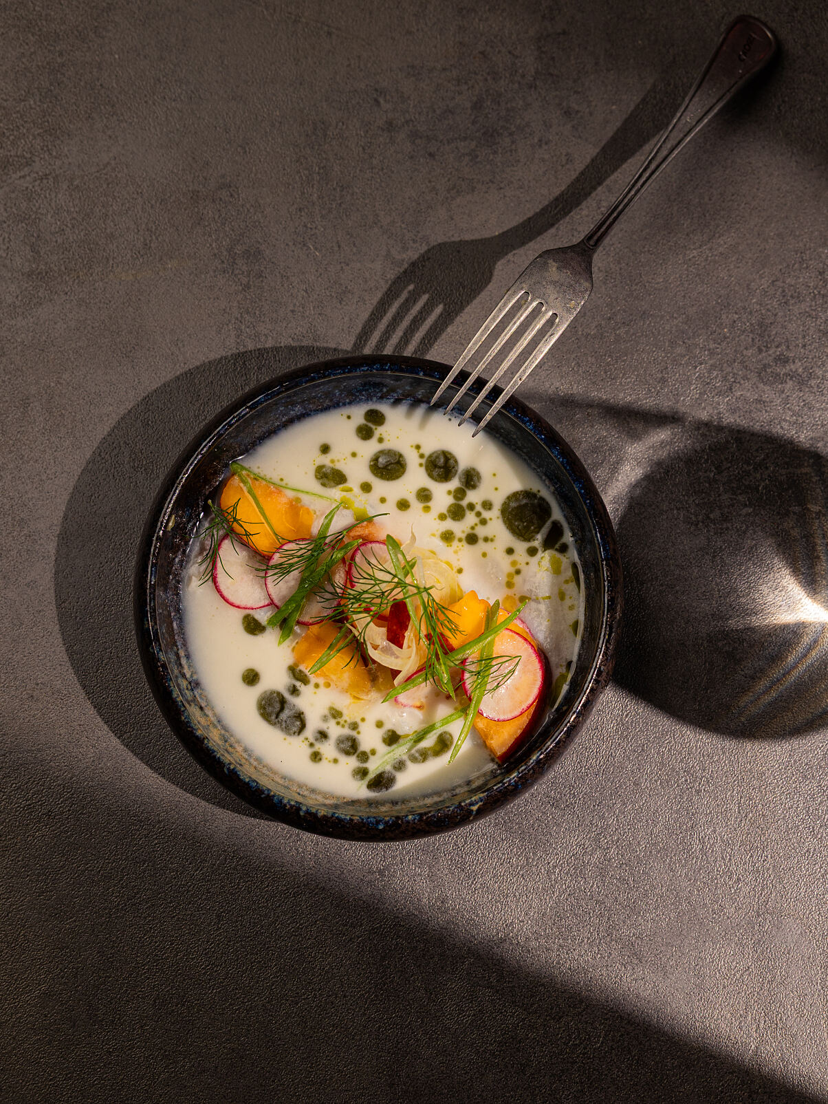 Im Boca kuratiert Therin ein Menü, das bewusst auf Sharing setzt: großzügige Teller, intensive Gewürze, frische Kräuter und saisonale Zutaten bilden das Fundament. 