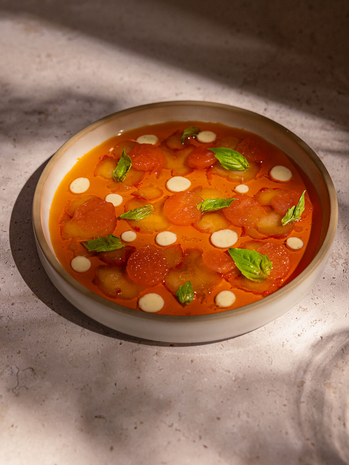 Im Boca kuratiert Therin ein Menü, das bewusst auf Sharing setzt: großzügige Teller, intensive Gewürze, frische Kräuter und saisonale Zutaten bilden das Fundament. 