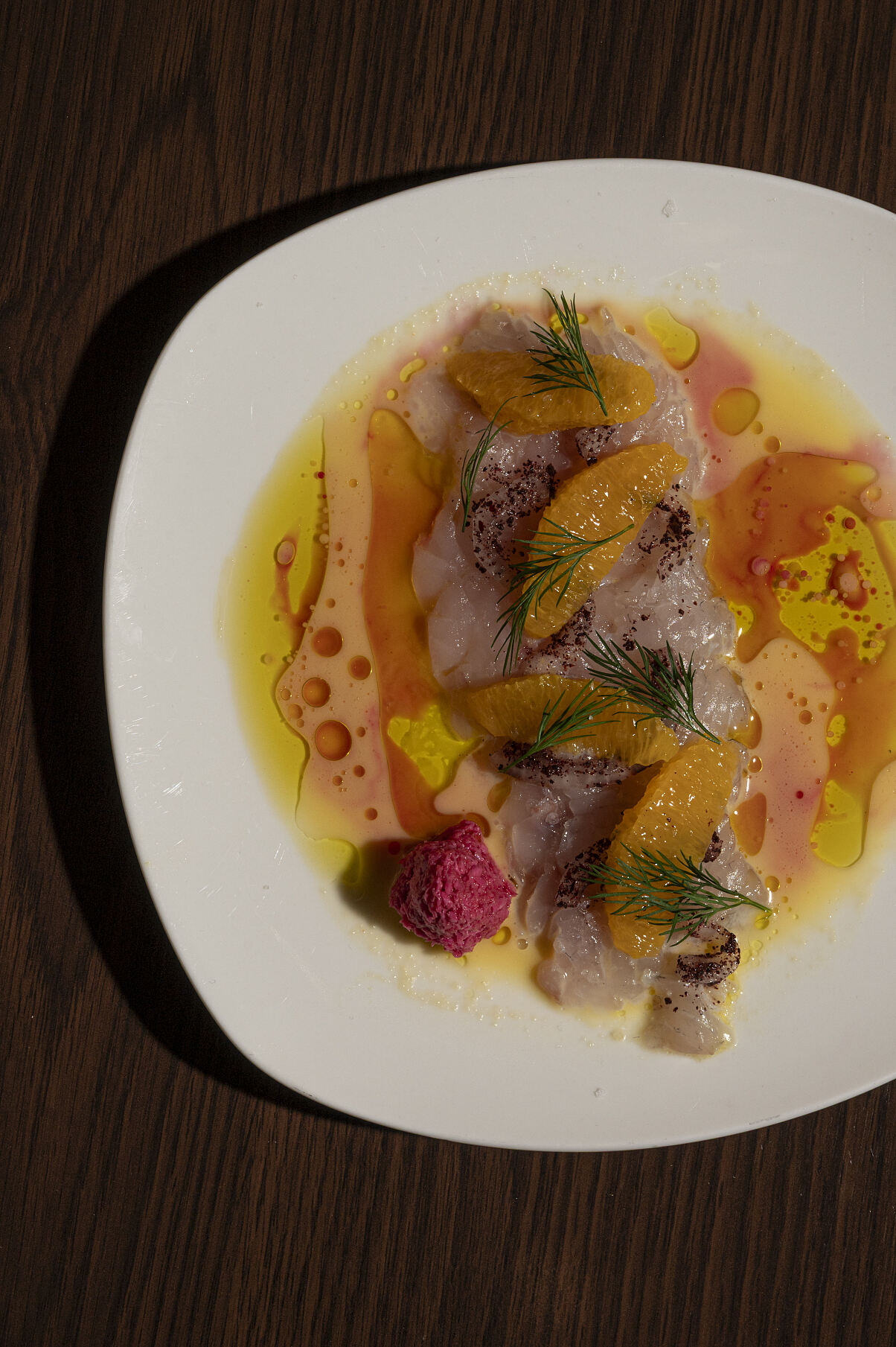 Im Boca kuratiert Therin ein Menü, das bewusst auf Sharing setzt: großzügige Teller, intensive Gewürze, frische Kräuter und saisonale Zutaten bilden das Fundament. 