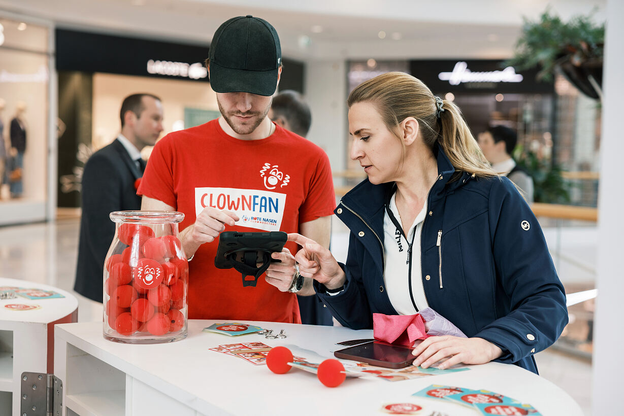 Westfield Shopping City Süd spendet 17.500 Euro an MOKI und ROTE NASEN