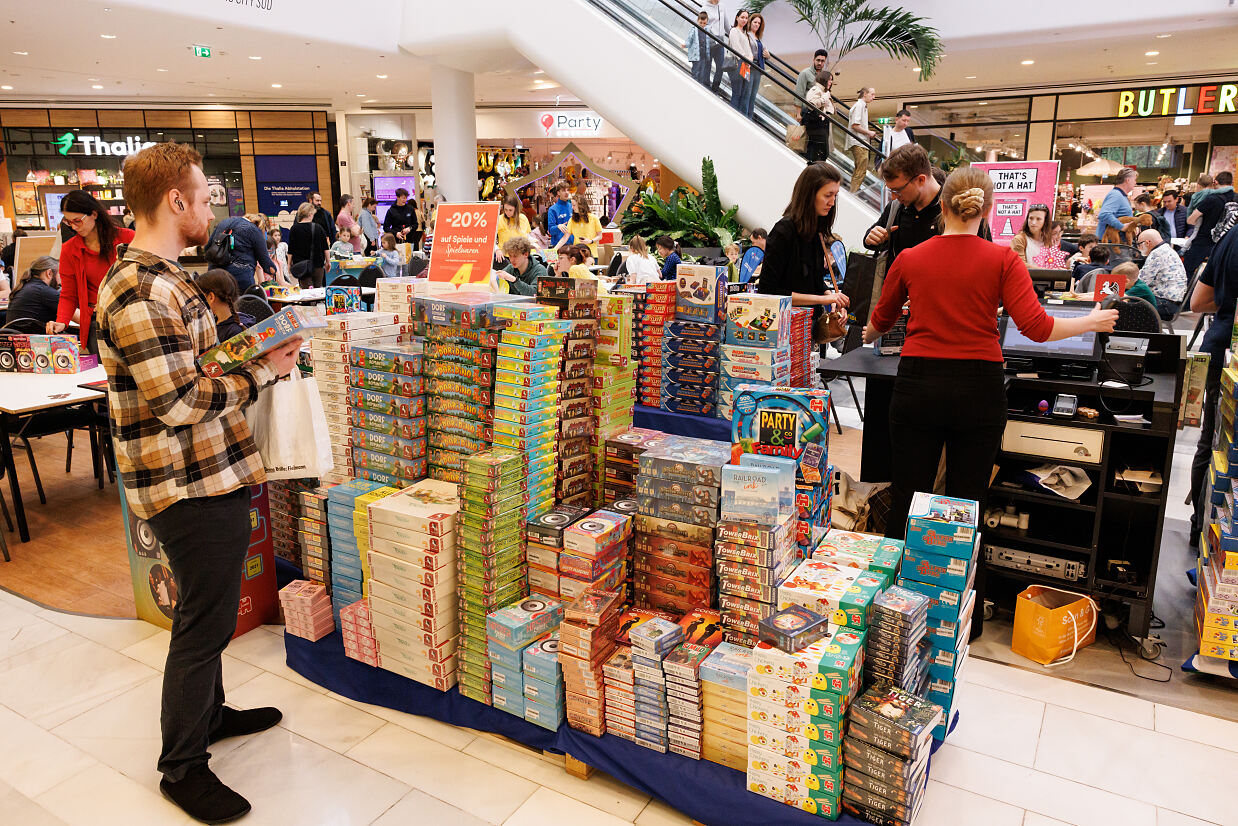 Mit dabei sind renommierte Verlage wie Pegasus, Amigo (Bergtoy), Hutter and Friends (Huch), Jumbo, Hutter, Area 52, Schmidt und Fun Force.