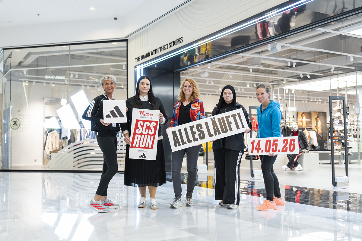 v.l.n.r.: Manuela Hofer (adidas Store Manager), Daniela Hardzina (Marketing Manager Westfield Shopping City Süd), Sabine Leuthner (Deputy General Manager Westfield Shopping City Süd), Fruzsina Toth (adidas Sale Assistent), Nicola Sutter (HSG-Events), 