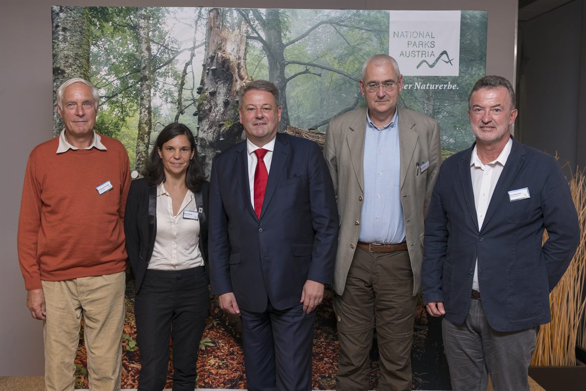vlnr_Wolfgang Scherzinger (vormals Nationalpark Bayerischer Wald), Beate Striebel (WWF), BM Andrä Rupprechter (BMFLUW), Carl Manzano (Nationalpark Donau-Auen), Erich Mayrhofer (Nationalparks Austria)