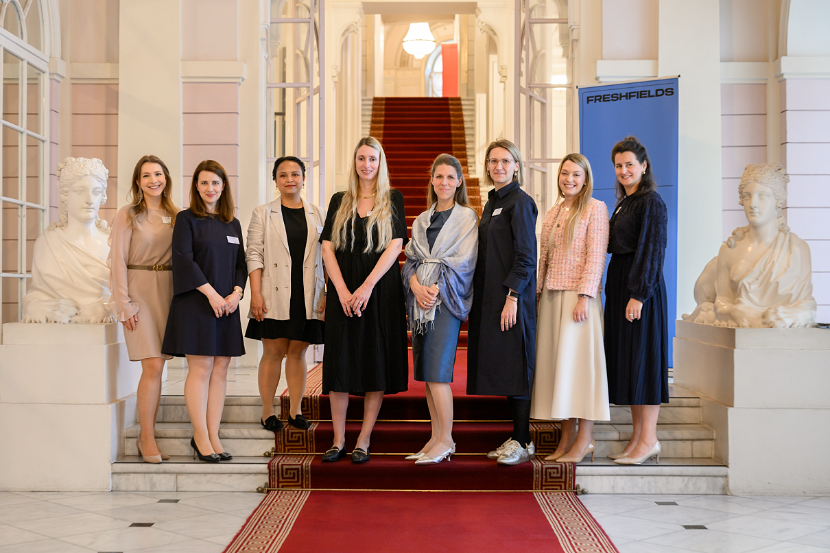 Das Organisationsteam der diesjährigen Freshfields Ladies Lounge