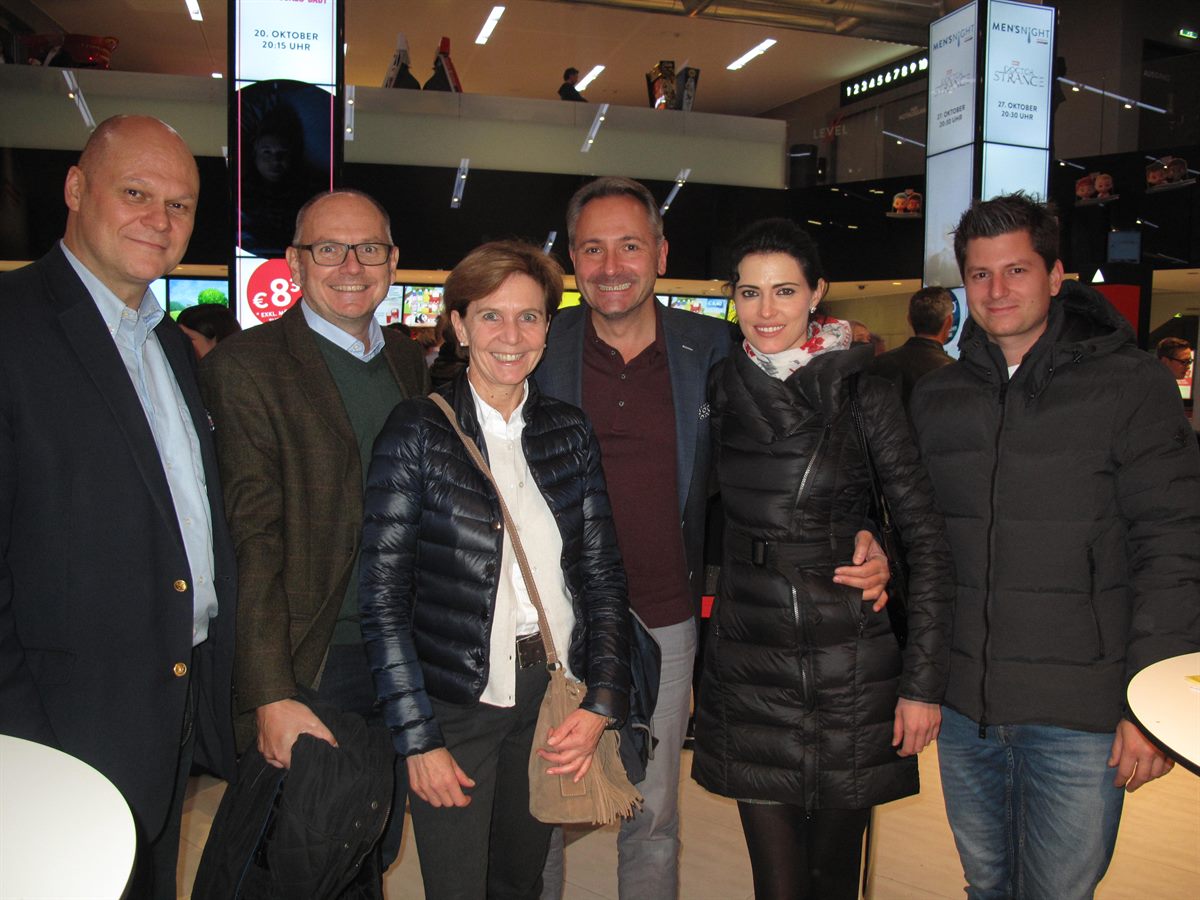 vl: Dolby International Präsident Andreas Spechtler, Servus TV GF und Programm Direktor Ferdinand Wegscheider, Landtagspräsidentin Brigitta Pallauf, Psychologe Alexander Gappmaier, Starpianistin Katie Mahan, GF Salzurger Nachrichten Maximilian Dasch
