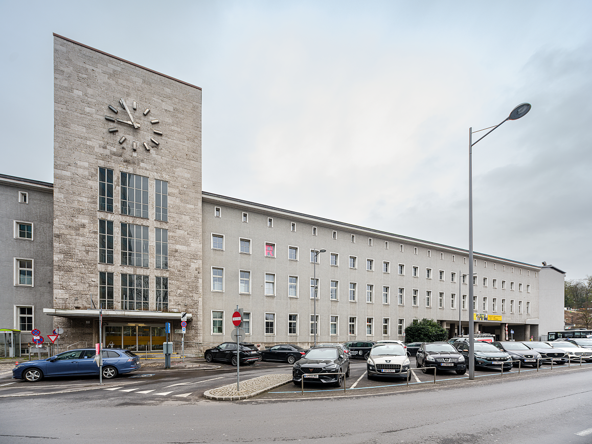 Vier Künstler*innen schaffen auf 2.235 Quadratmetern, einer Breite von fast 150 Metern und einer Höhe von bis zu 15 Metern ein großflächiges Kunstprojekt