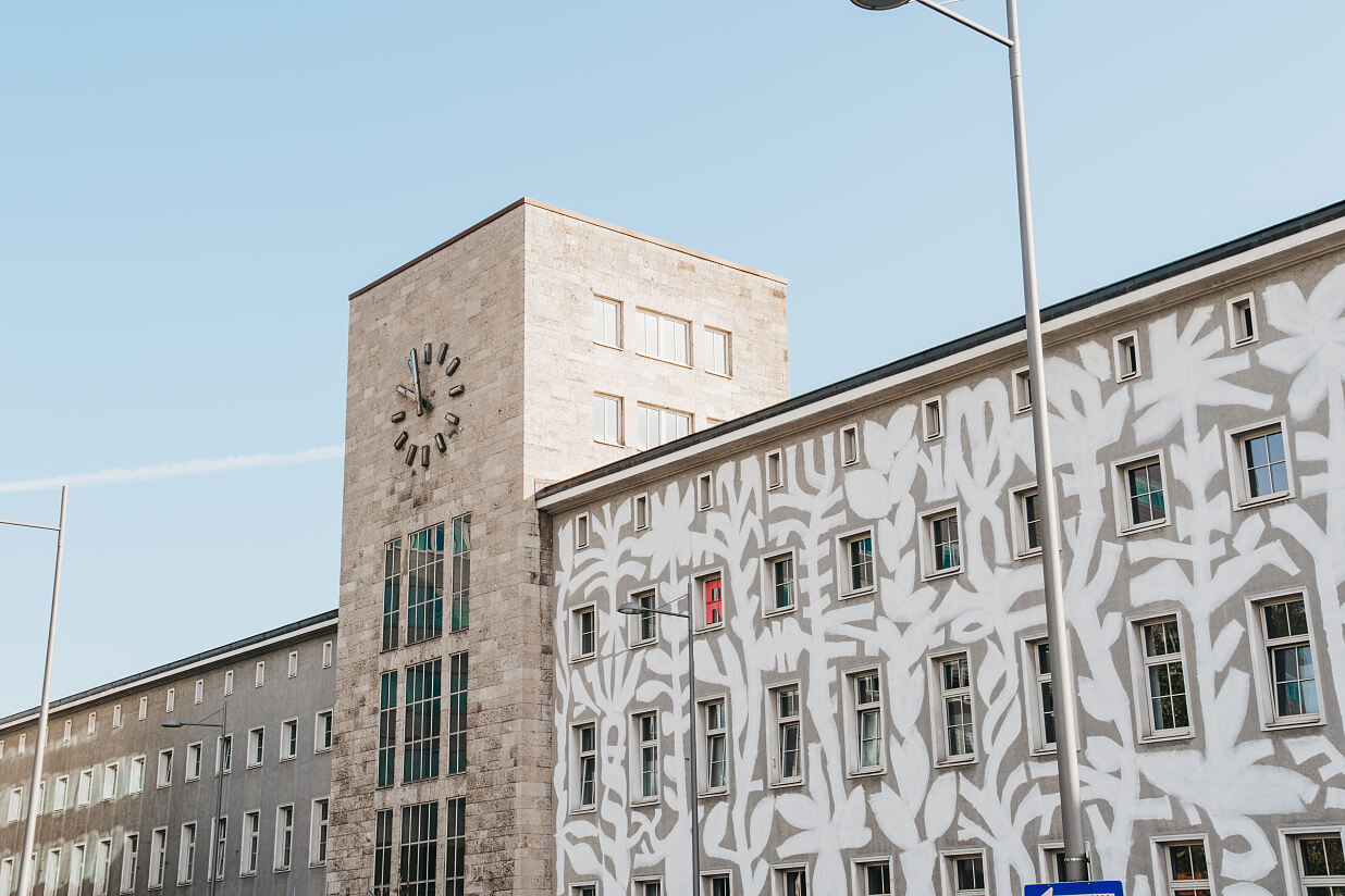 Auf insgesamt 2.235 Quadratmetern Fassade schaffen vier international tätige Künstler*innen unter dem Leitmotiv „Addressing Tomorrow“ großformatige Kunstwerke