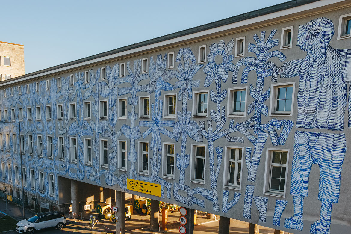 Das Kunstwerk von Manuel Skirl aus Österreich bringt die klare Architektur des Gebäudes mit Formen in Verbindung, die an Pflanzen, Triebe und Wachstumsprozesse erinnern.