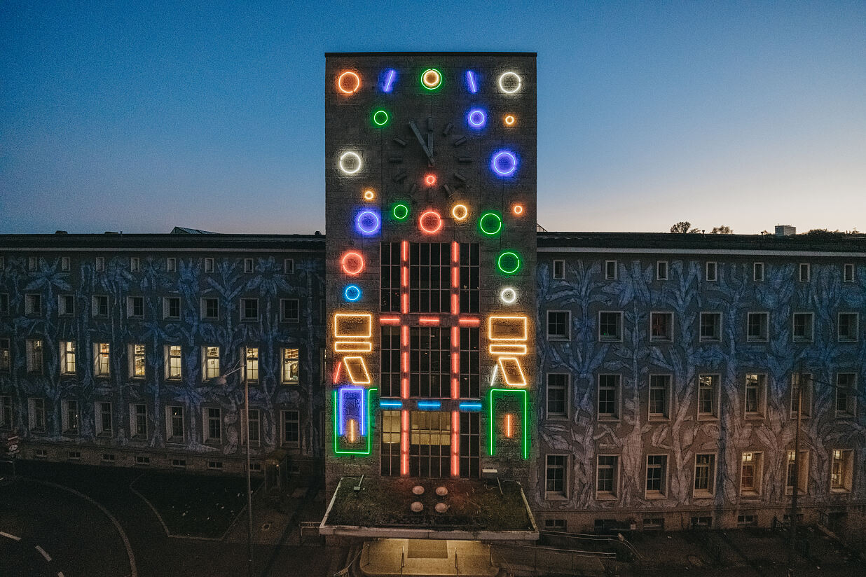 Die interaktive Neoninstallation von Spidertag aus Spanien bei Dämmerung