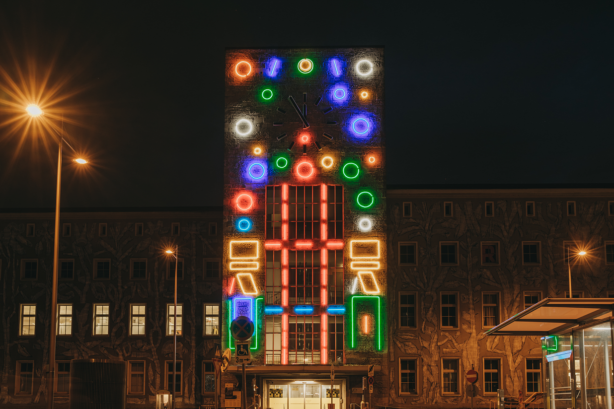 Die interaktive Neoninstallation von Spidertag aus Spanien bei Nacht