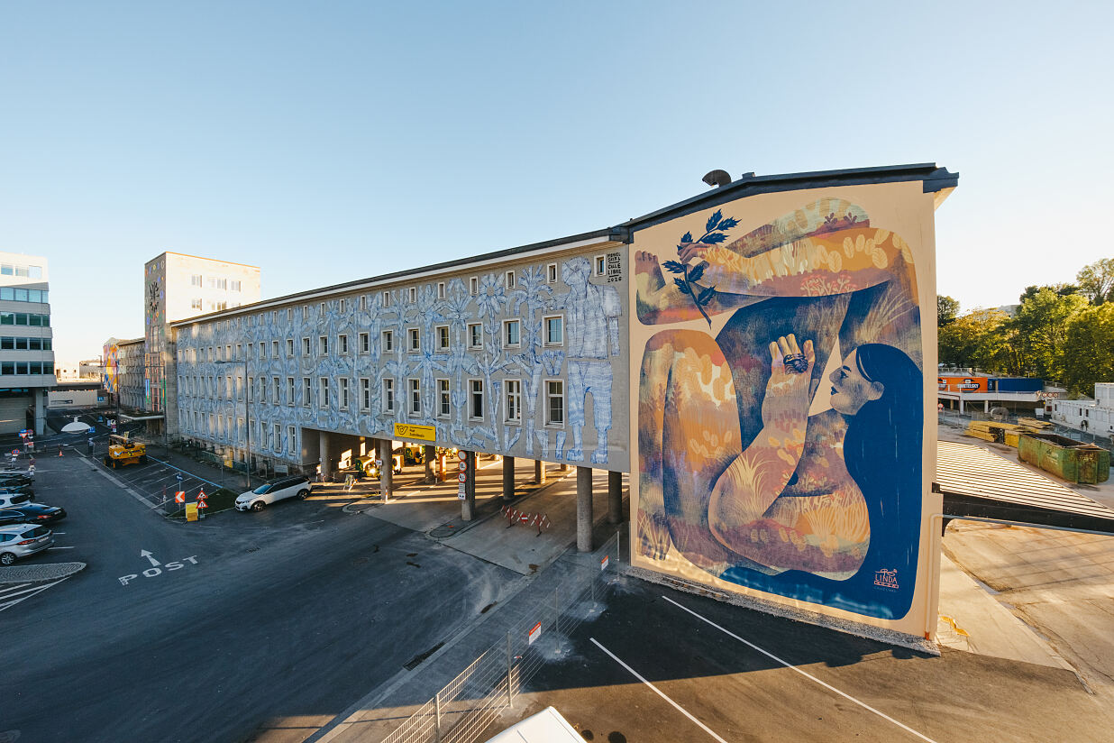 Das Kunstwerk von Manuel Skirl aus Österreich (l.) und „Unter Brennnesseln“ von Linda Steiner aus Österreich (r.)