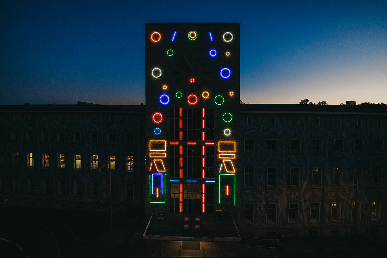 Die interaktive Neoninstallation von Spidertag aus Spanien bei Dämmerung