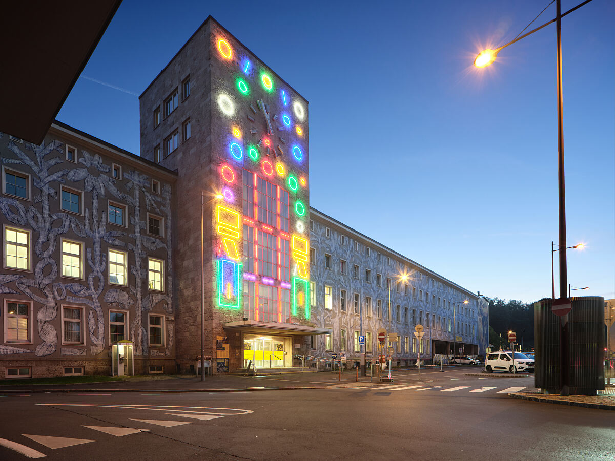 Die interaktive Neoninstallation von Spidertag aus Spanien bei Dämmerung