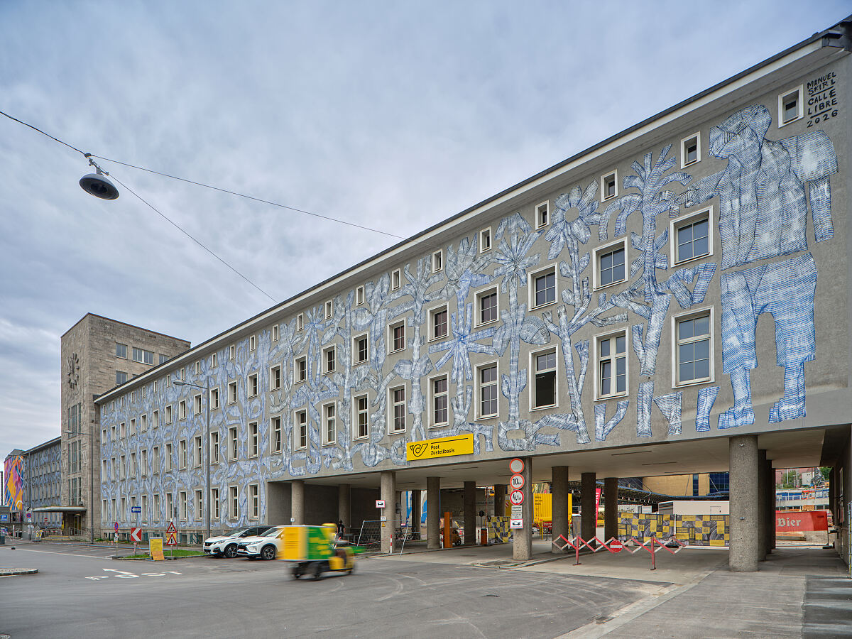 Das Kunstwerk von Manuel Skirl aus Österreich bringt die klare Architektur des Gebäudes mit Formen in Verbindung, die an Pflanzen, Triebe und Wachstumsprozesse erinnern.