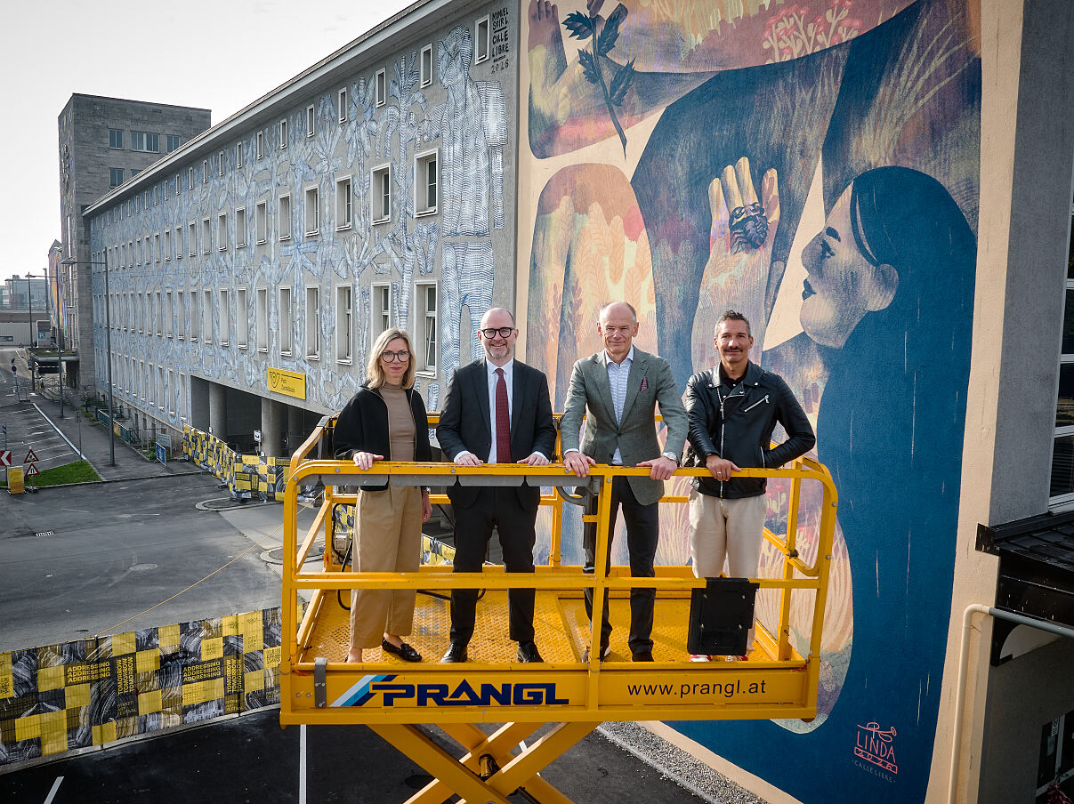 v.l.n.r.: Eva Malfent (Leiterin Referat Kulturprojekte, Land Oberösterreich), Dietmar Prammer (Bürgermeister Linz), Walter Oblin (Generaldirektor Österreichische Post AG) und Jakob Kattner (Kurator und Vorstandsvorsitzender Calle Libre)