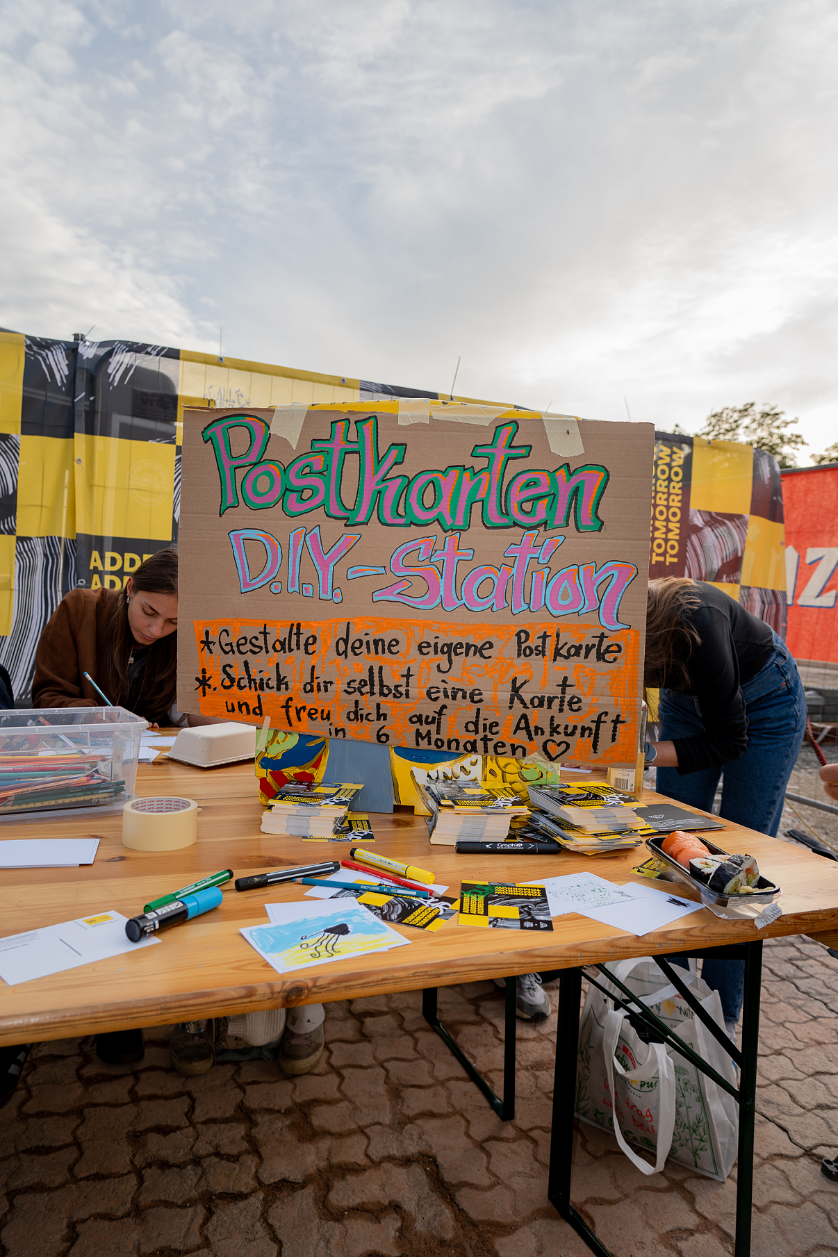 Für das Festival wurden 1.000 Postkarten produziert, auf denen Besucher*innen einen Brief an ihr Zukunfts-Ich schreiben und vor Ort abgeben konnten 