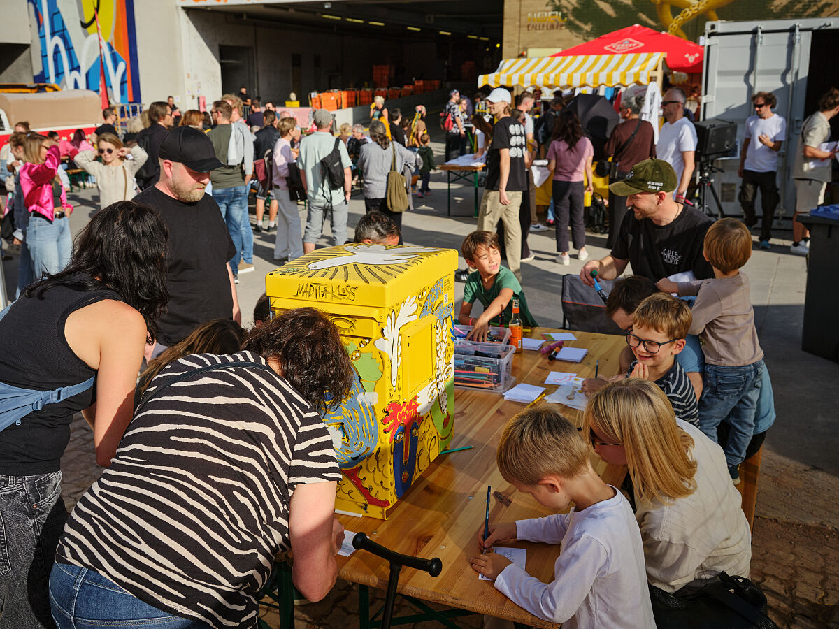 Für das Festival wurden 1.000 Postkarten produziert, auf denen Besucher*innen einen Brief an ihr Zukunfts-Ich schreiben und vor Ort abgeben konnten