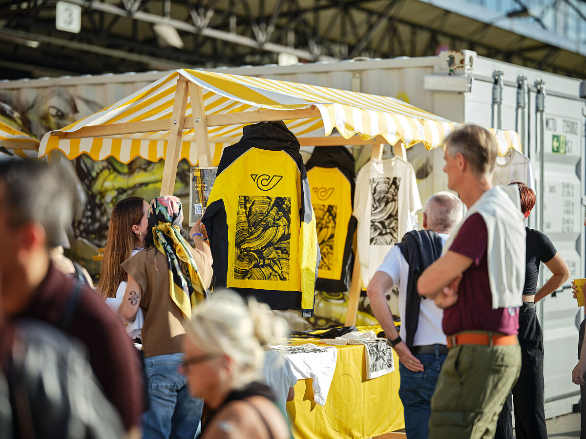 Festival-Merch ergänzt das Programm: An einer Siebdruckmaschine konnten Festivalgäste zudem eigenen Merch gestalten 