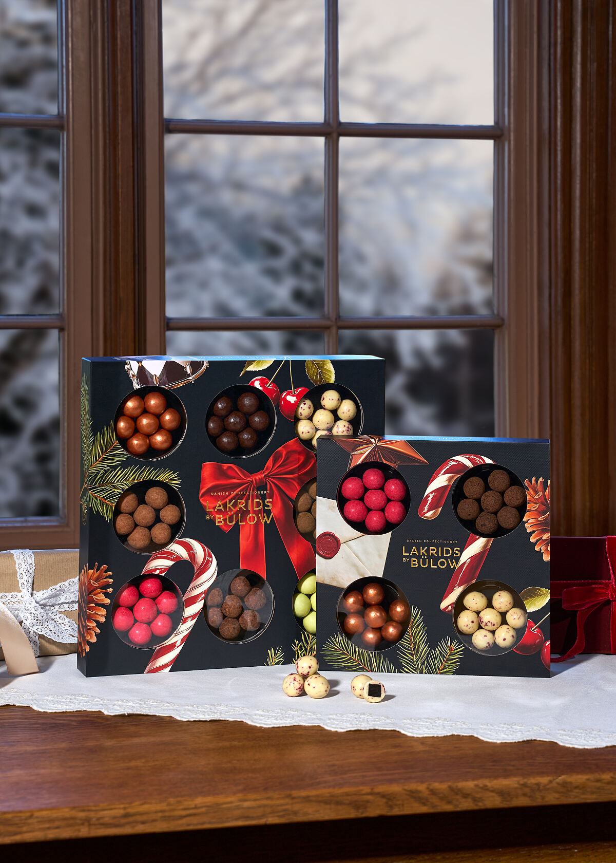 Die WINTER SELECTION BOX eignet sich ideal zum Verschenken und Teilen mit den Liebsten. Sorgfältig zusammengestellt mit beliebten Klassikern und limitierten Sorten ist sie perfekt für alle, die sich nicht für nur eine Sorte entscheiden möchten.  REGULAR (€ 38,95): CLASSIC CARAMEL, CRISPY RASPBERRY, CHERRY SOUR, A – THE ORIGINAL, C – SOUR STRAWBERRY, D – SALT & CARAMEL, F – DARK & SEA SALT und DOUBLE CHOCOLATE  SMALL (€ 23,95): CLASSIC CARAMEL, CRISPY RASPBERRY, CHERRY SOUR und DOUBLE CHOCOLATE 