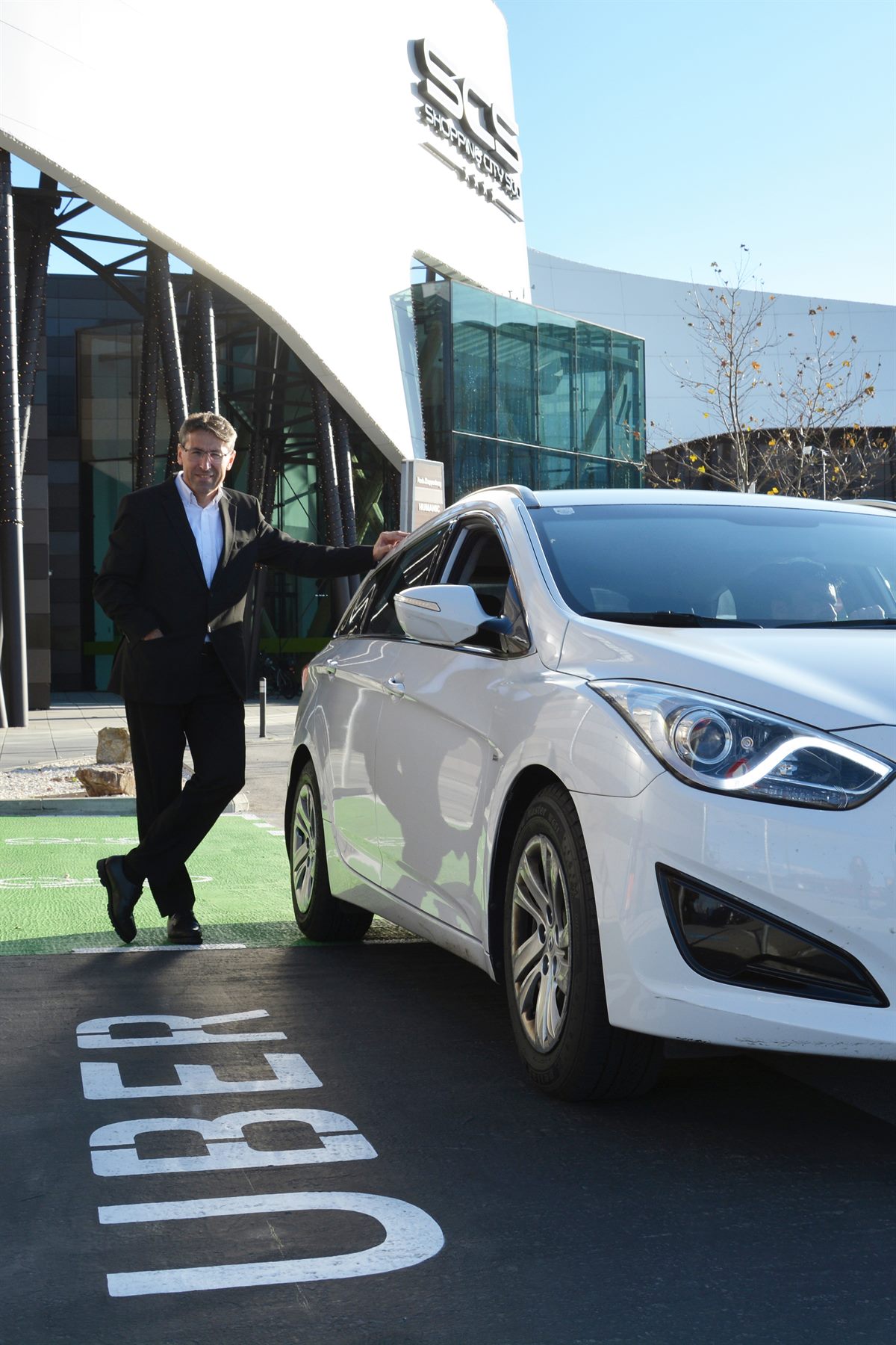 Center Manager Anton Cech am Uber Pick-up Point vor der SCS