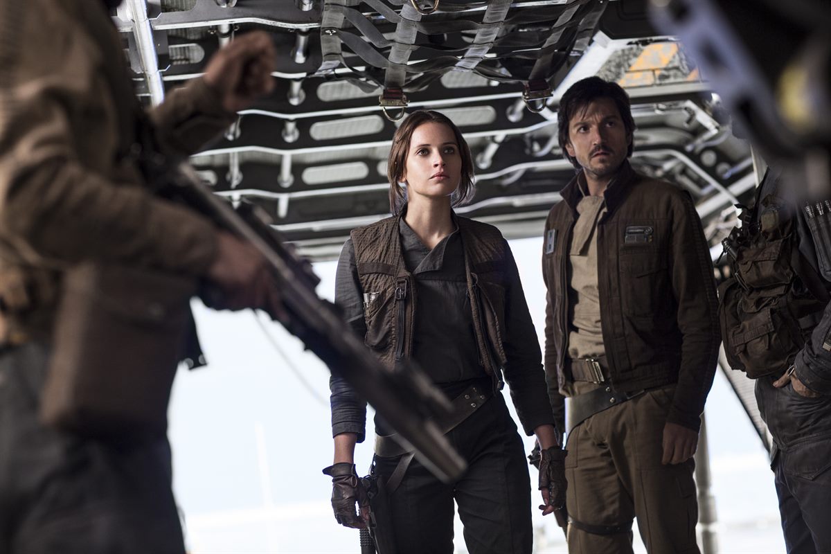 Jyn Erso (Felicity Jones) und Cassian Andor (Diego Luna) in Rogue One: A Star Wars Story 