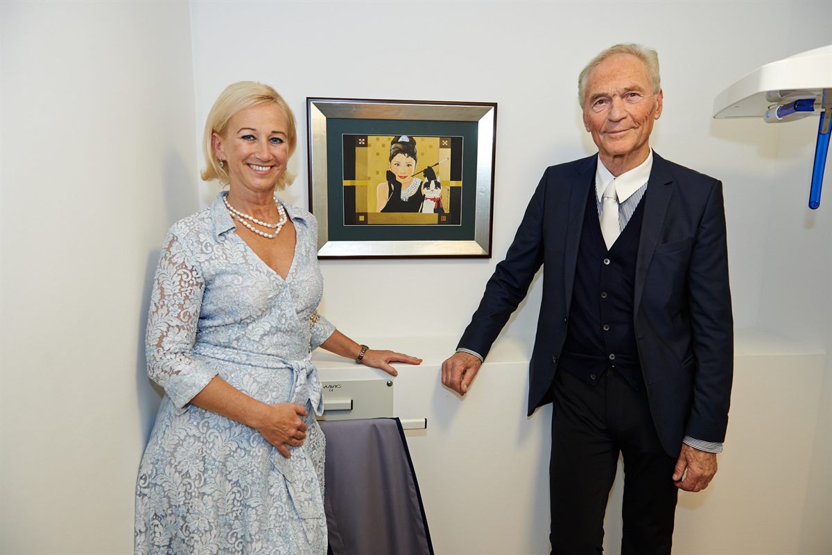 DDr. Christiane Baier mit Hermann Günther Scharf vor einem seiner Gemälde