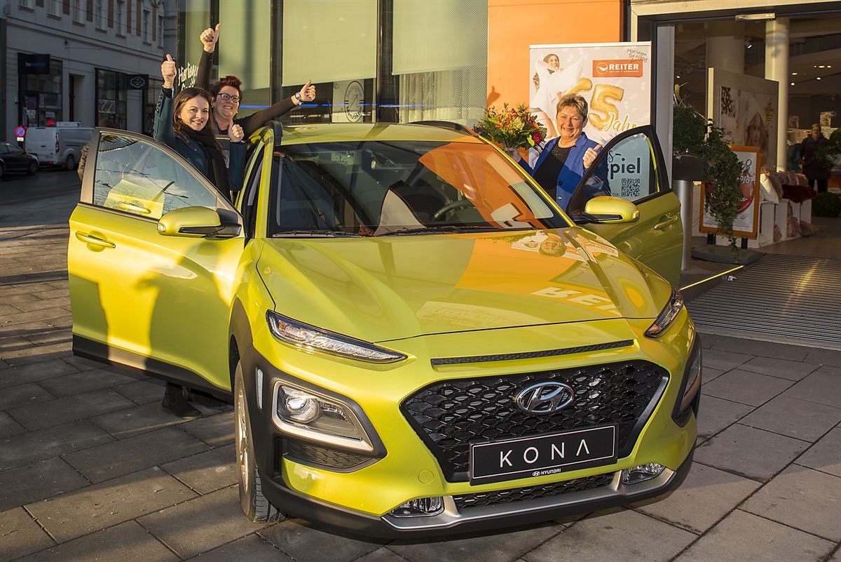Hyundai Österreich Marketing Managerin Emanuela Novakovic, REITER Stafa Geschäftsleiterin Petra Frostl und Gewinnerin Carmen G.