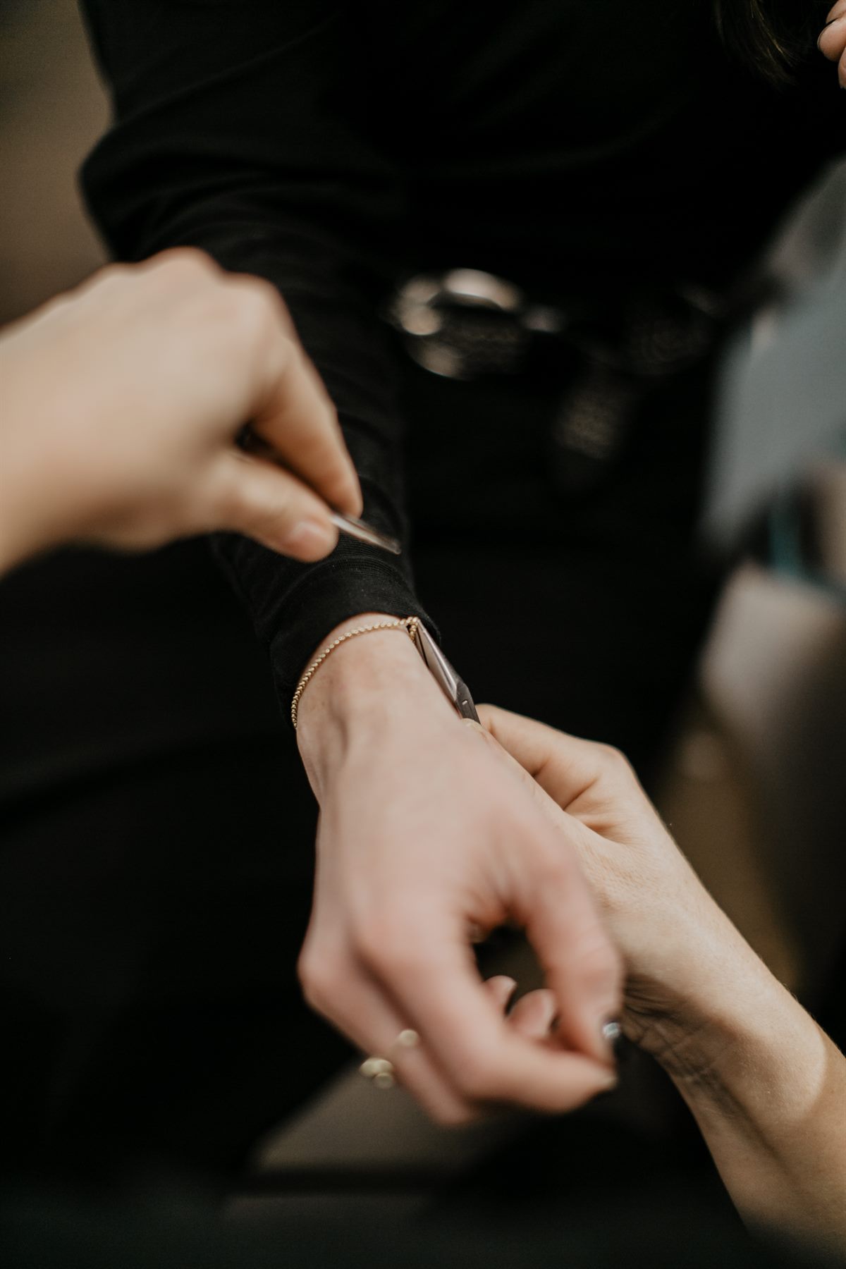 Die FOREVERMORE Bracelets werden im Durchmesser perfekt ans Handgelenk angepasst