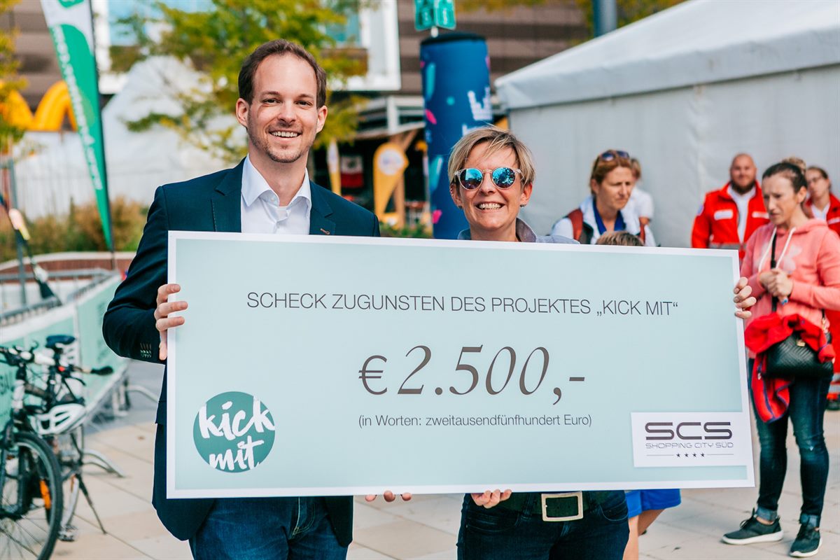 Über 2.500 Euro für das Mädchen-Fußball-Projekt „Kick mit“ 