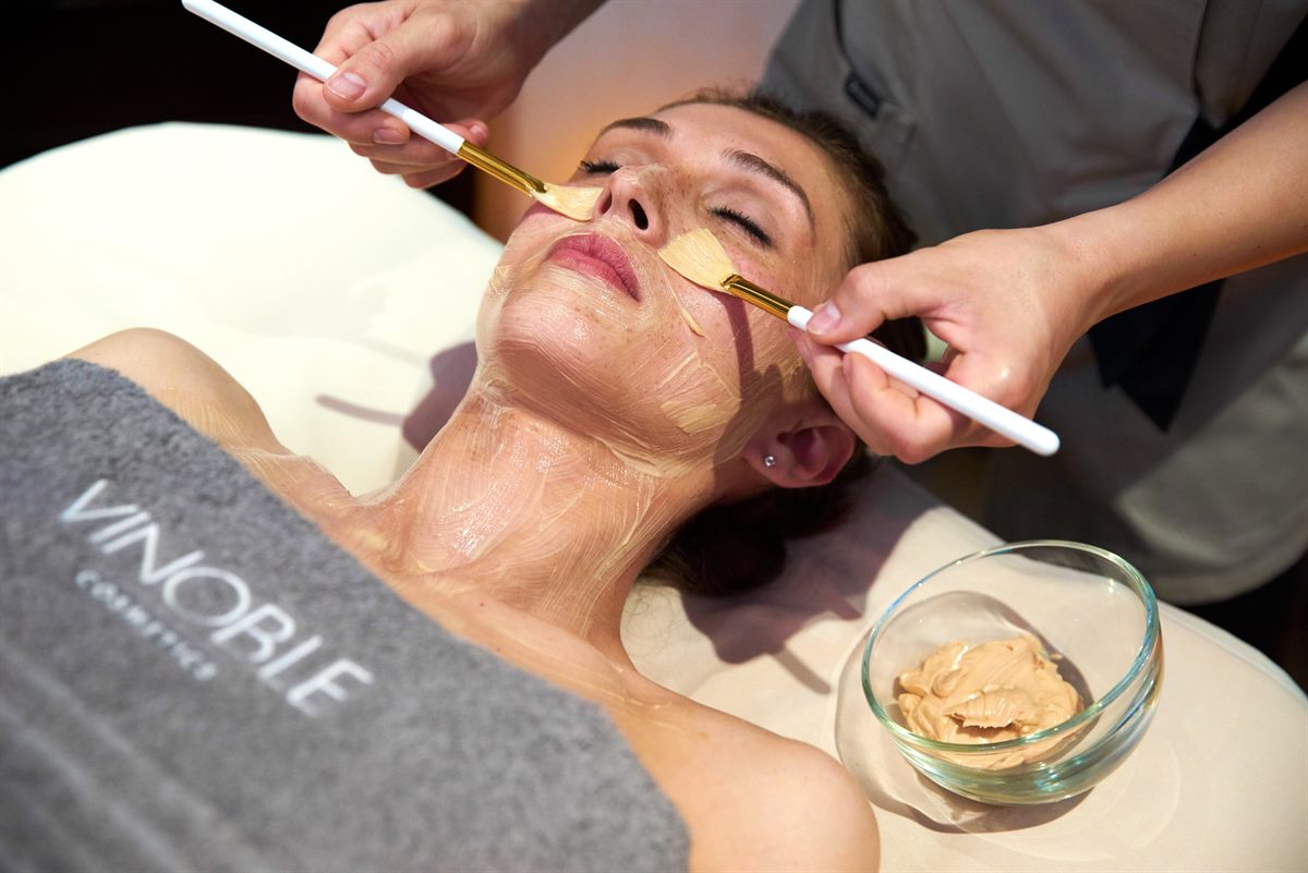 Bei Kosmetikbehandlungen setzt man im Sans Souci Spa auf die hochwertigen Produkte von „Vinoble Cosmetics“