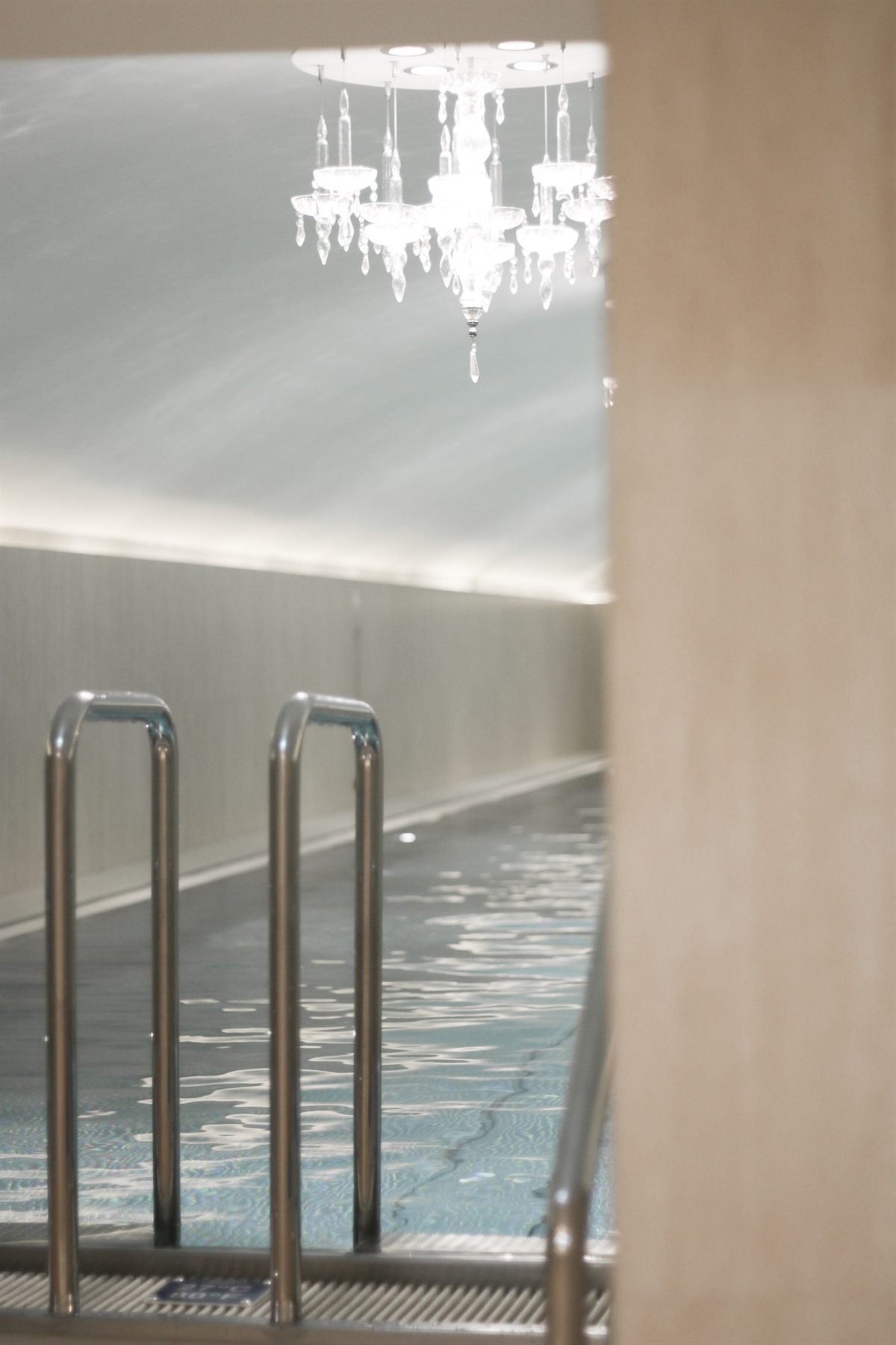 Schwimmen unter Kronleuchtern: Der Luxury Pool im Sans Souci Spa