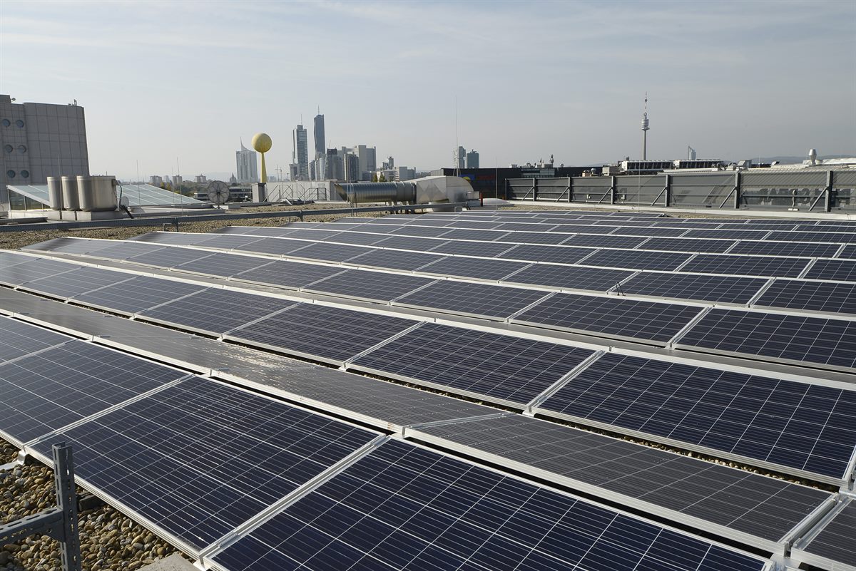 Wiens größte Photovoltaikanlage auf dem Dach des Donau Zentrums