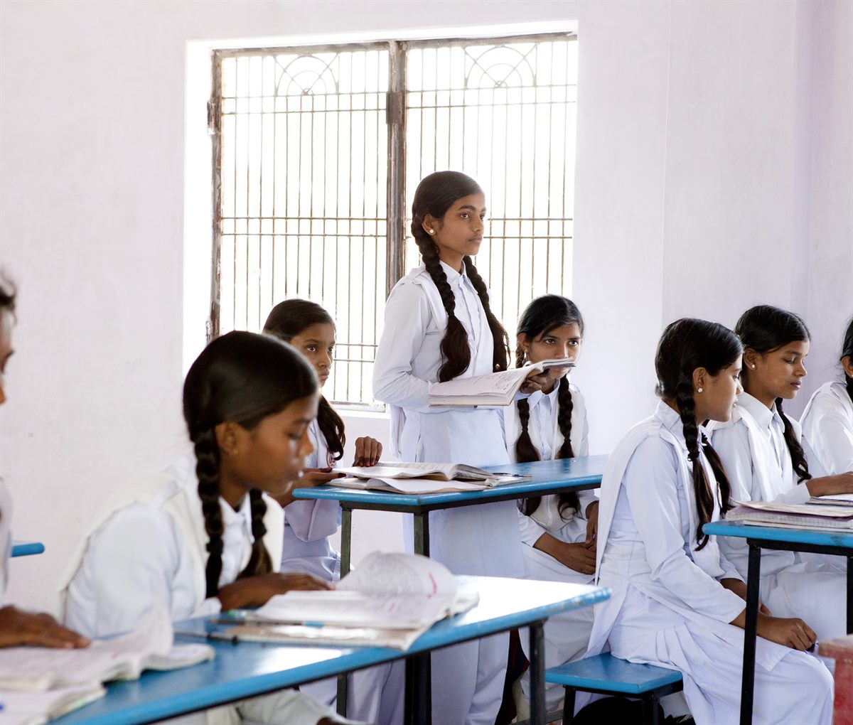 In der Klasse können die Mädchen in Ruhe lernen und sich konzentrieren.