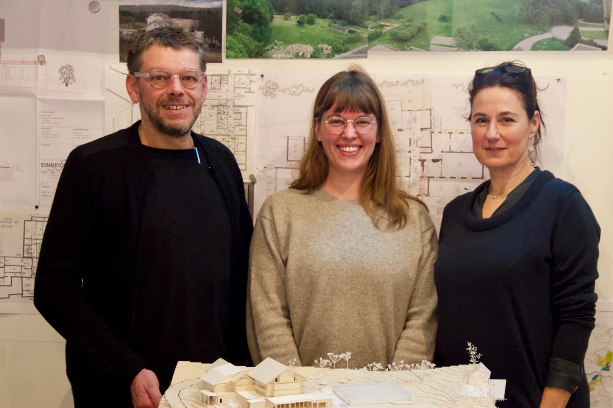 Auch diesmal ist das Architekturbüro Gaupenraub federführend beteiligt: Alexander Hagner, Iris Kato und Ulrike Schartner (v.l.n.r.) mit einem Modell der Vinzirast am Land.