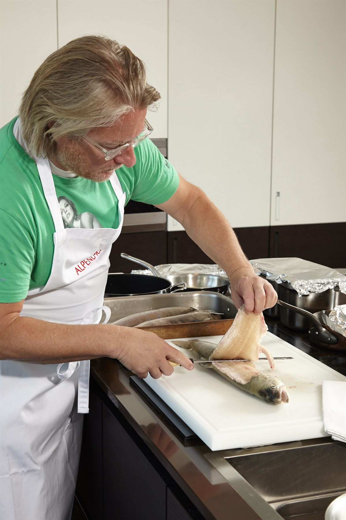 Frischfisch selbst filetieren: Wer fangfrischen Alpenlachs® Seesaibling nicht im Ganzen grillen möchte, kann den rohen Fisch wie Starkoch Wini Brugger vor der Zubereitung selbst filetieren.
